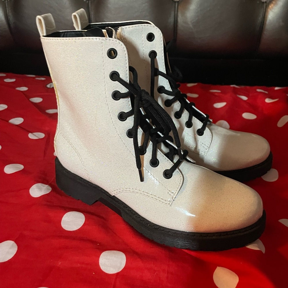 New boots white size 5 woman